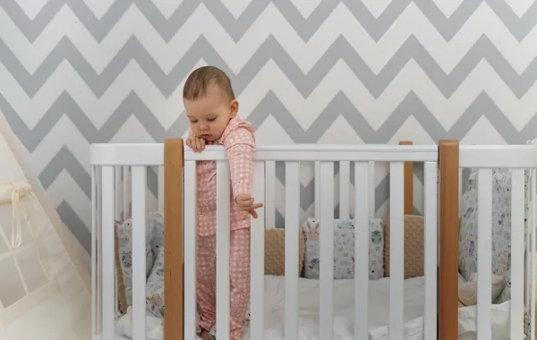 إسعافات أولية للأطفال الرضع الذين يسقطون من السرير - مصدر الصورة: Freepik 