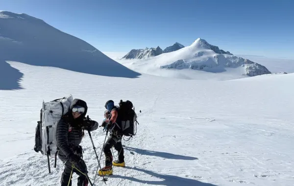 فاطمة العوضي أول متسلقة عربية تصل إلى أعلى قمة في القارة القطبية الجنوبية  - الصورة من وكالة الأنباء الإماراتية "وام"