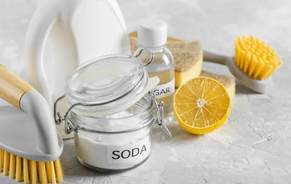 منظفات منزلية مستخدمة في إزالة بقع الملابس