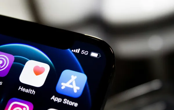 تطبيق آب ستور - الصورة من unsplash by james yarema