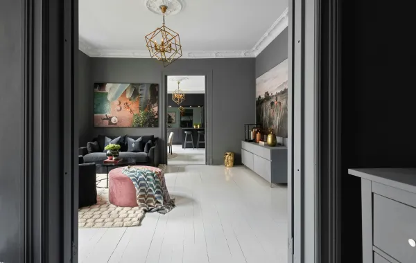 منزل مودرن أنيق مع ألوان داكنة
