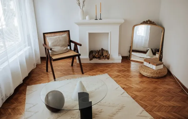 غرفة معيشة مع مرآة ذات إطار عتيق