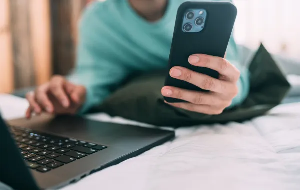 استخدام جهاز الآيفون من آبل - الصورة من pexels by greta hoffman