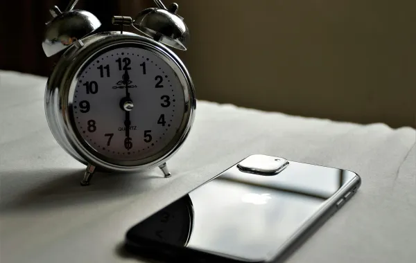 منبه الآيفون  - الصورة من pexels by officialiamrishabh