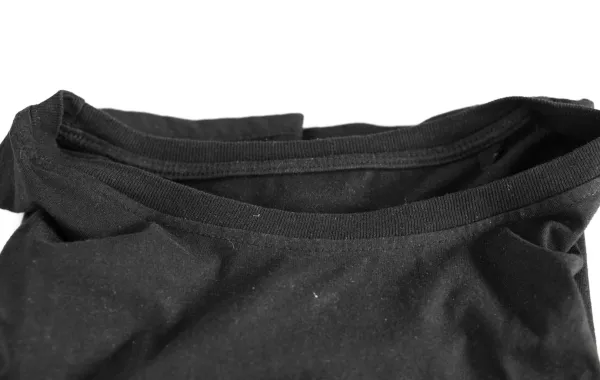 قميص من القطن الأسود باهت اللون