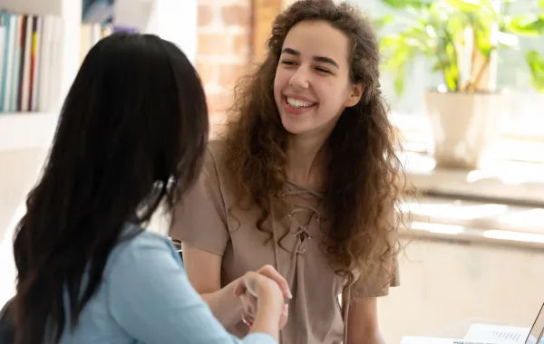  الثقة بالآخرين