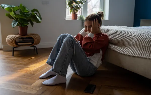 مراهقة تعاني من ثقتها بنفسها