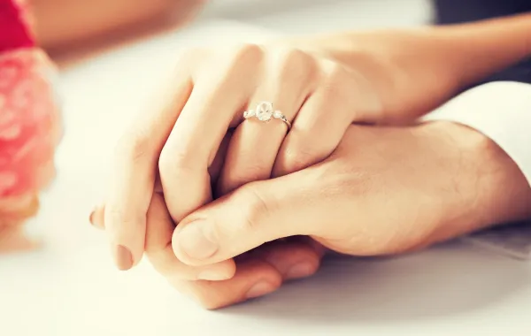 إعلان الخطوبة للعروسين