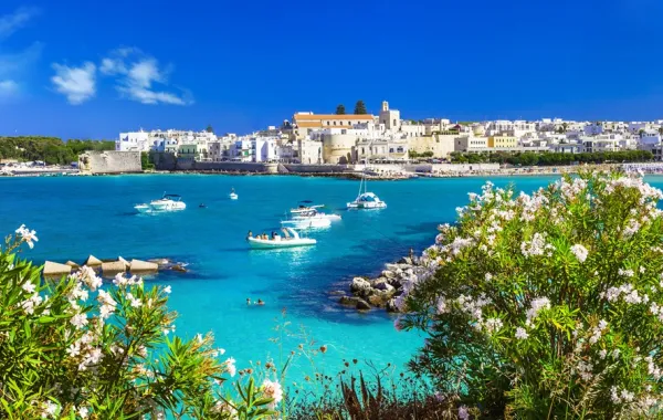 في بوليا تلتقي العمارة القروسطية بزرقة البحر