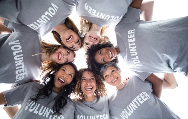 مجموعة من المتطوعين يبثون الحماسة في بعضهم البعض