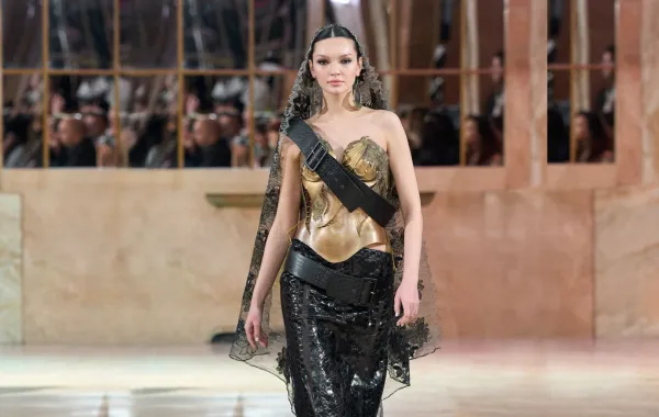 من مجموعة روبير أبي نادر Robert Abi Nader لأسبوع الهوت كوتور ربيع وصيف 2026 - الصورة من Launchmetrics/Spotlight ©