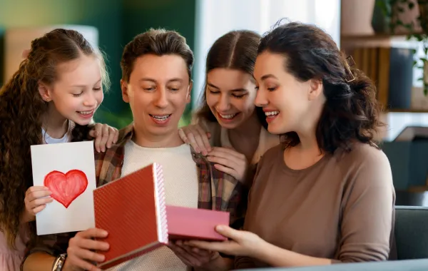 أسرة سعيدة تحتفل بيوم الحب