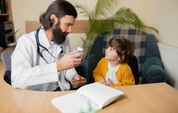 صورة طفل يتناول الدواء