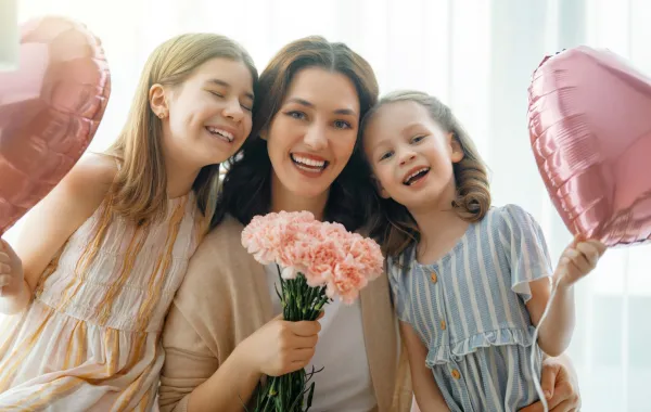 صورة أم مع ابنتيها