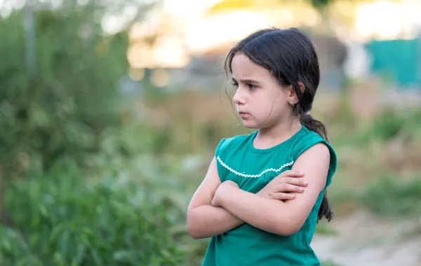 صورة طفلة عنيدة