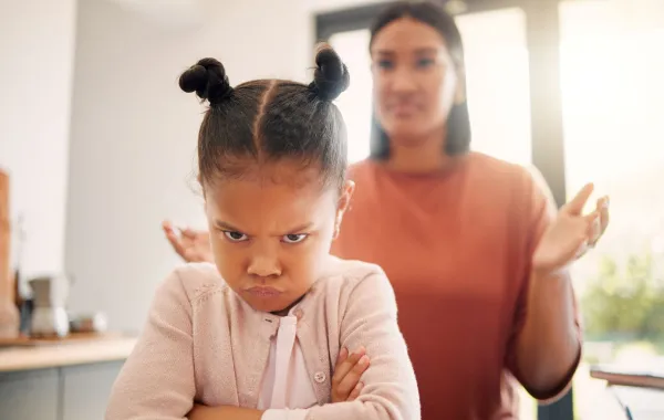 صورة أم توبخ طفلتها