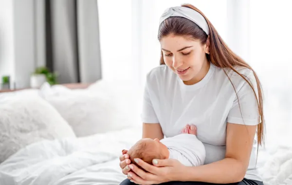 أم تحمل المولود