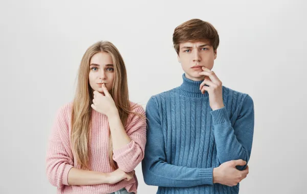 شاب وفتاة يفكران في كيفية بناء حياتهم- مصدر الصورة freepik