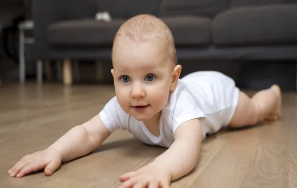 صورة لرضيع يتعلم الحبو