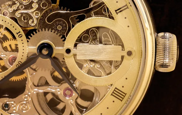 كيف تعمل الساعة الميكانيكية من دون بطارية؟