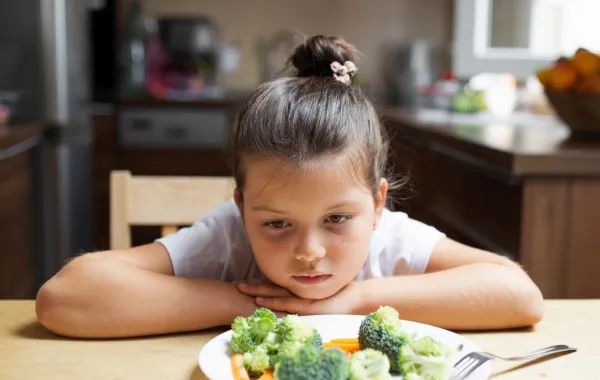 صورة تعبر عن ضعف شهية الطفل