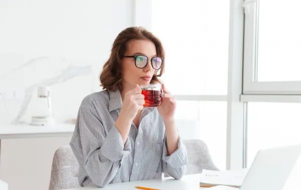 سيدة تتناول الشاي الأسود- المصدر freepik