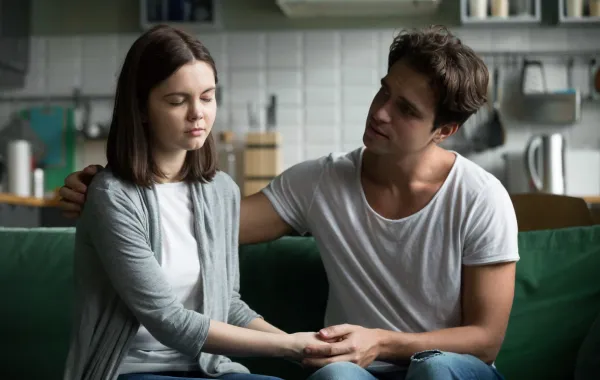 زوجان يبدو أن بينهما خلافاً والزوج يحاول التحدث مع زوجته 