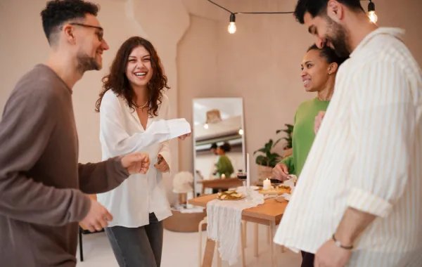 العلاقات الاجتماعية السليمة مهمة للشباب - المصدر freepik