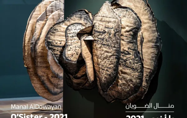 أحد الأعمال المعروضة في معرض أرضنا. الصورة من الحساب الرسمي لفنون العلا على منصة x