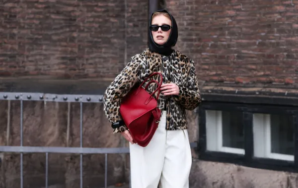 السترة المطبعة مع سروال سميك أبيض -الصورة من Launchmetrics/Spotlight ©