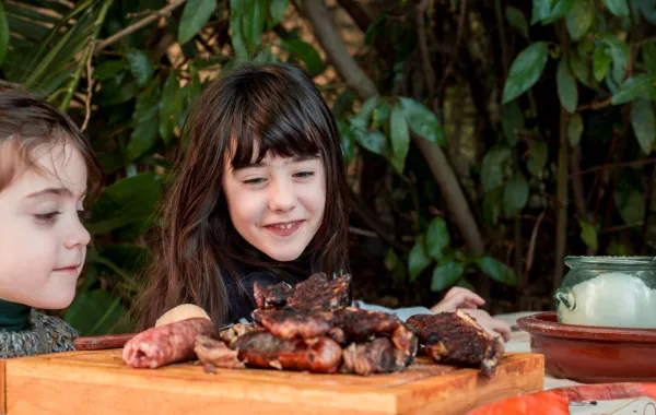صورة لطفلتين تأكلان اللحم والكبد المشوي