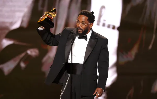 كندريك لامار Kendrick Lamar في حفل توزيع جوائز غرامي 2026. مصدر الصورة: Kevin Winter/Getty Images for The Recording Academy/AFP