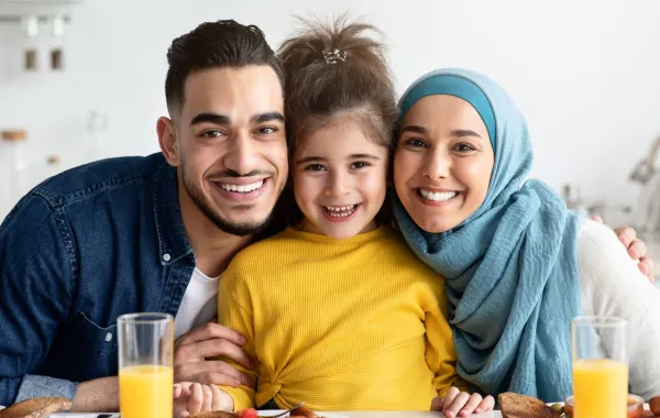 صورة أسرة عربية سعيدة