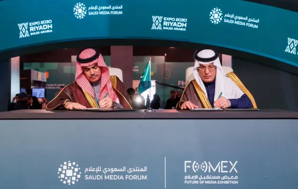 طلال المري، الرئيس التنفيذي لشركة إكسبو 2030 الرياض، ومحمد الحارثي، رئيس المنتدى السعودي للإعلام ورئيس اتحاد إذاعات الدول العربية خلال توقيع الاتفاق