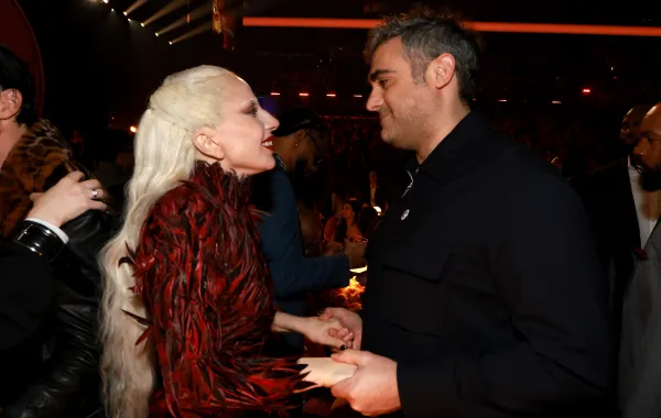 ليدي غاغا ومايكل بولانسكي Lady Gaga and Michael Polansky من حفل غرامي 2026. مصدر الصورة: Kevin Mazur/Getty Images