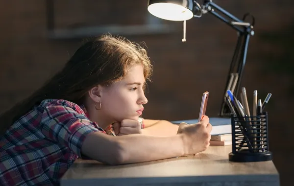 صورة لمراهقة وسهرة مع الجوال