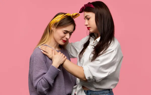 شابة تربت على كتف صديقتها تواسيها - المصدر: freepik by karlyukav