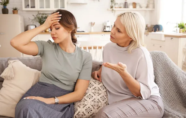 طرق التعامل مع انتقادات حماتك- المصدر: freepik by shurkin_son