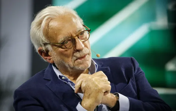 نيلسون بيلتز في ميامي، فلوريدا، الولايات المتحدة الأمريكية (Nelson Peltz in Miami, Florida, US). مصدر الصورة: Marco Bello/Bloomberg via Getty Images