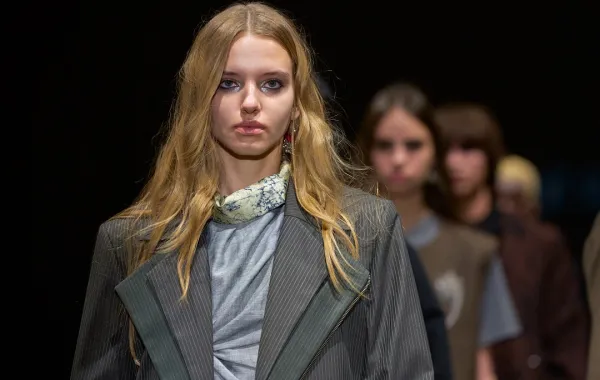 من عرض Absent Findings Polimoda  لأسبوع دبي للموضة خريف شتاء 2026-2027 -  مصدر الصورة LaunchmetricsSpotlight©  