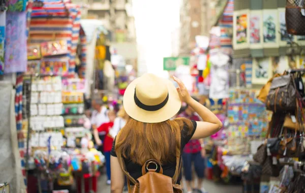 سائحة في أحد الأسواق