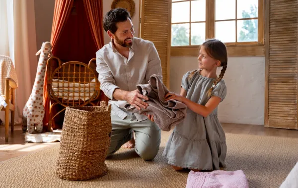 صورة لطفلة تشارك والدها الترتيب