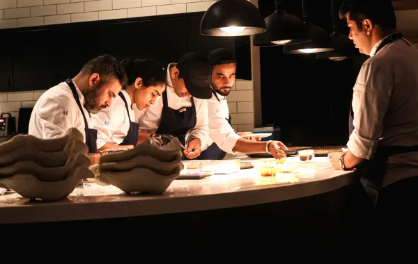 يعد دليل ميشلان مرجعًا عالميًّا مرموقًا لتقييم المطاعم. الصورة من موقع  unsplash