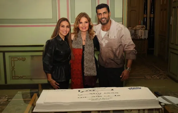 محمد سامي برفقة يسرا في كواليس قلب شمس- الصورة من صفحته على فيسبوك