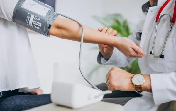 قياس ضغط الدم- المصدر freepik