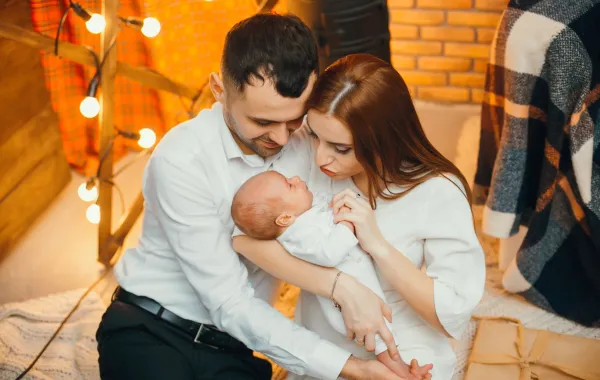 صورة لعائلة سعيدة بمولودها