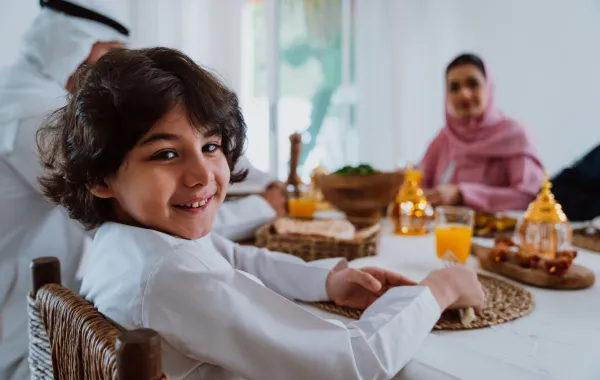 صورة طفل على مائدة الطعام في رمضان