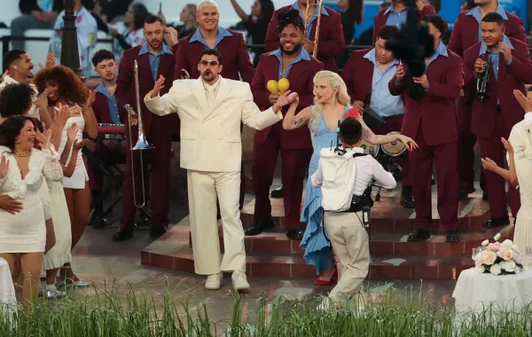 ليدي غاغا Lady Gaga وباد باني Bad Bunny في سوبر بول 2026 -مصدر الصورة: Patrick T. Fallon / AFP