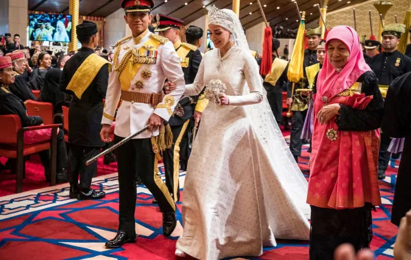 الأمير عبد المتين وأنيشا روزناه في إستانا نور الإيمان في عاصمة بروناي بندر سيري بيغاوان (Prince Abdul Mateen and Anisha Rosnah at Istana Nurul Iman in Brunei's capital Bandar Seri Begawan). مصدر الصورة: IQBAL DATO HJ SELAMAT / AFP