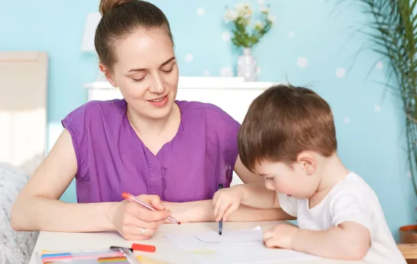 لا تجبري طفلك على الإمساك بالقلم